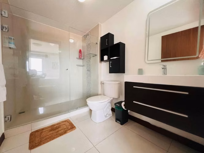 Se vende hermoso apartamento amueblado en condominio en La Uruca - Imagen 9
