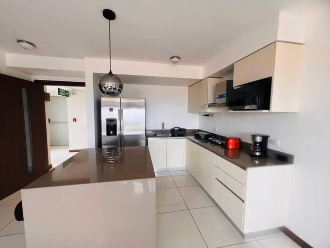 Se vende hermoso apartamento amueblado en condominio en La Uruca - Imagen 3