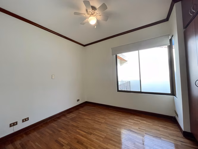 Venta Casa en Jaboncillos de Escazú – 4 Habitaciones y Jardín