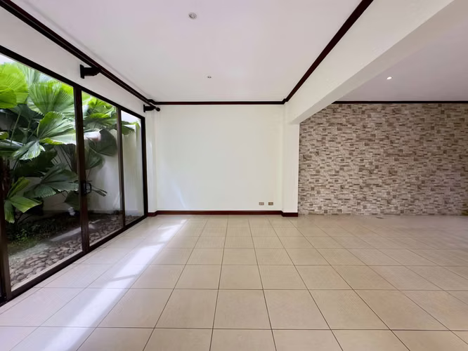 Venta Casa en Jaboncillos de Escazú – 4 Habitaciones y Jardín