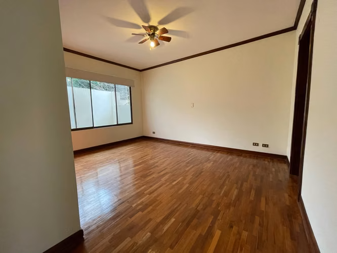 Venta Casa en Jaboncillos de Escazú – 4 Habitaciones y Jardín