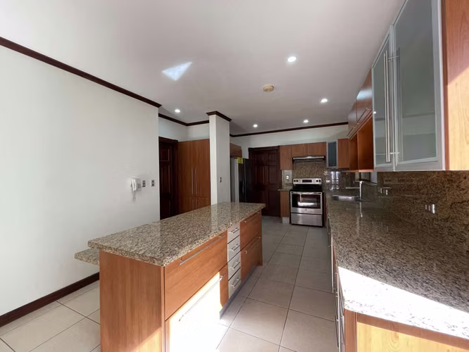 Venta Casa en Jaboncillos de Escazú – 4 Habitaciones y Jardín
