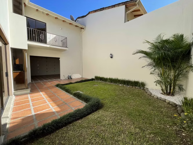 Venta Casa en Jaboncillos de Escazú – 4 Habitaciones y Jardín