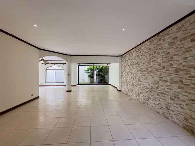 Venta Casa en Jaboncillos de Escazú – 4 Habitaciones y Jardín