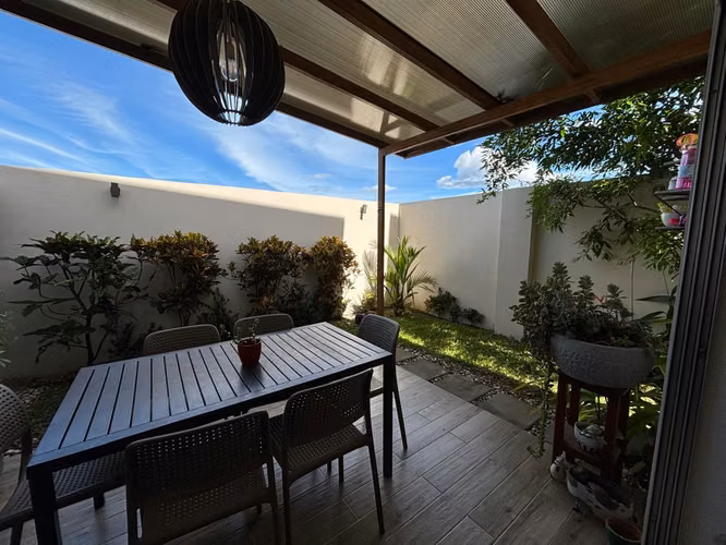 Casa en condominio en Santa Ana, Rio Oro: 220m2, oficina y jardin