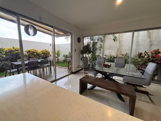 Casa en condominio en Santa Ana, Rio Oro: 220m2, oficina y jardin