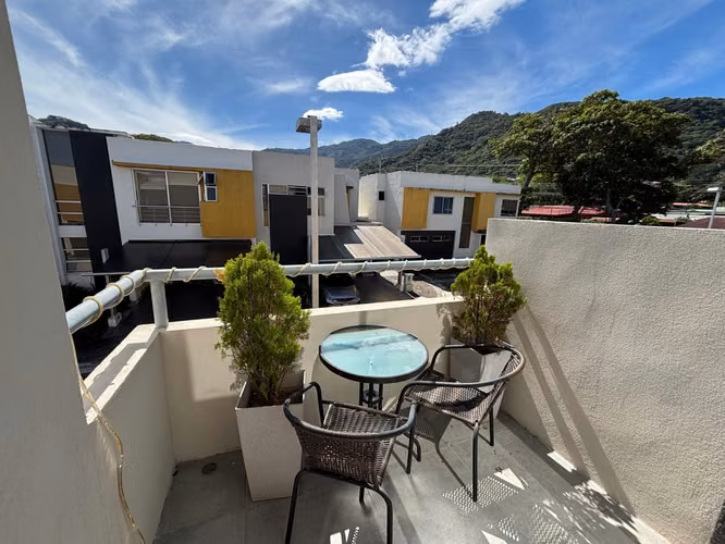 Casa en condominio en Santa Ana, Rio Oro: 220m2, oficina y jardin