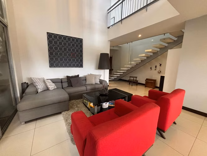 Casa en condominio en Santa Ana, Rio Oro: 220m2, oficina y jardin