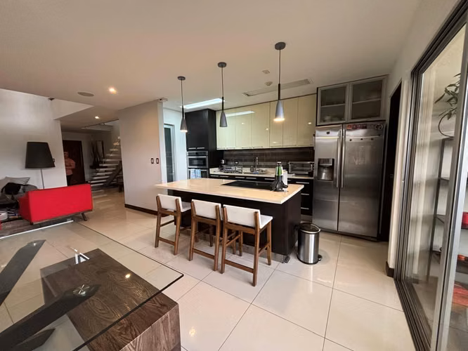 Casa en condominio en Santa Ana, Rio Oro: 220m2, oficina y jardin