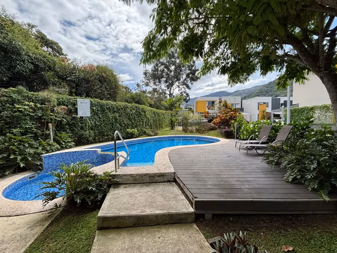 Casa en condominio en Santa Ana, Rio Oro: 220m2, oficina y jardin