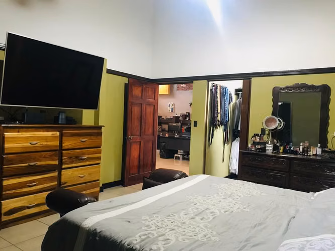 Venta de Propiedad con 2 Casas Independientes -|Uso Suelo Mixto | Ideal Vivienda o Inversión - Imagen 10