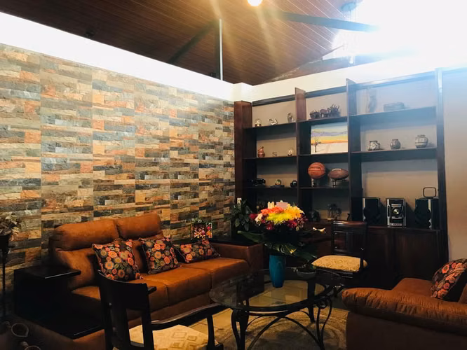Venta de Propiedad con 2 Casas Independientes -|Uso Suelo Mixto | Ideal Vivienda o Inversión - Imagen 2