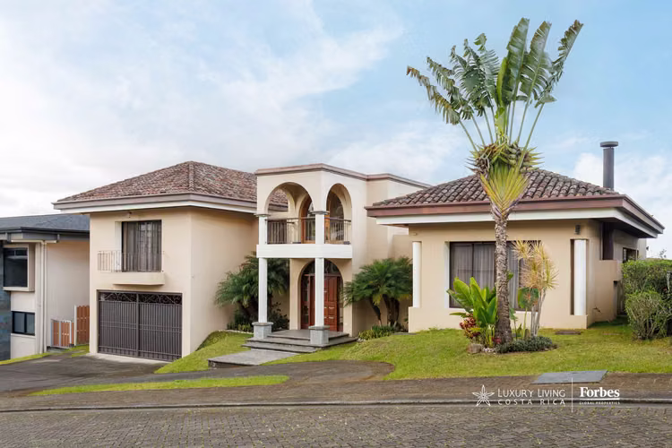 21248 - Elegant 4-Bedroom Family Home in Exclusive Gated Community