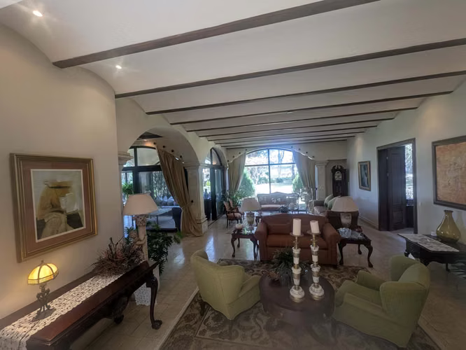Exquisita casa en condominio con 4 recámaras y acabados de lujo.