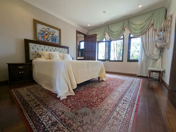 Exquisita casa en condominio con 4 recámaras y acabados de lujo.