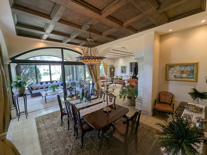 Exquisita casa en condominio con 4 recámaras y acabados de lujo.