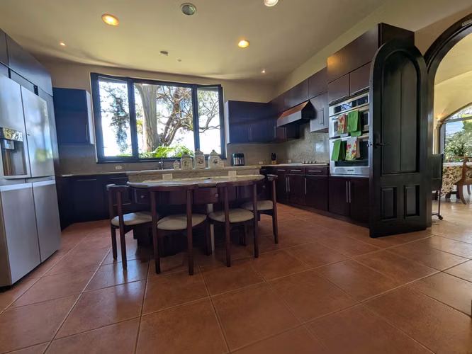 Exquisita casa en condominio con 4 recámaras y acabados de lujo.