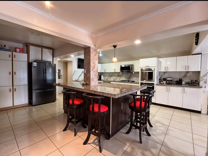 VENTA DE CASA AMPLIA CON 5 APARTAMENTOS – SAN RAMÓN, LA UNIÓN