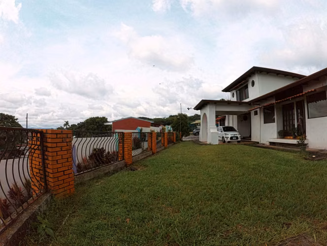Venta de casa y guardería en Belén.
