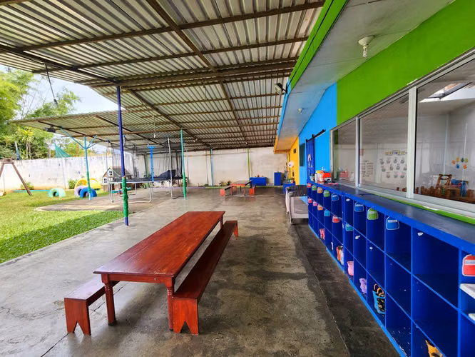 Venta de casa y guardería en Belén.