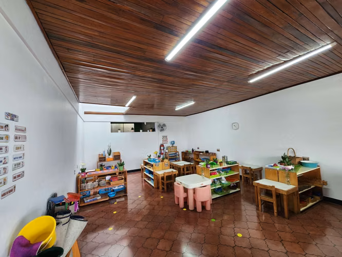 Venta de casa y guardería en Belén.
