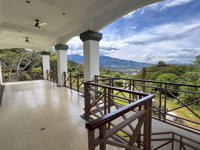 ALQUILER/VENTA DE CASA EN GUACHIPELIN* - Imagen 4