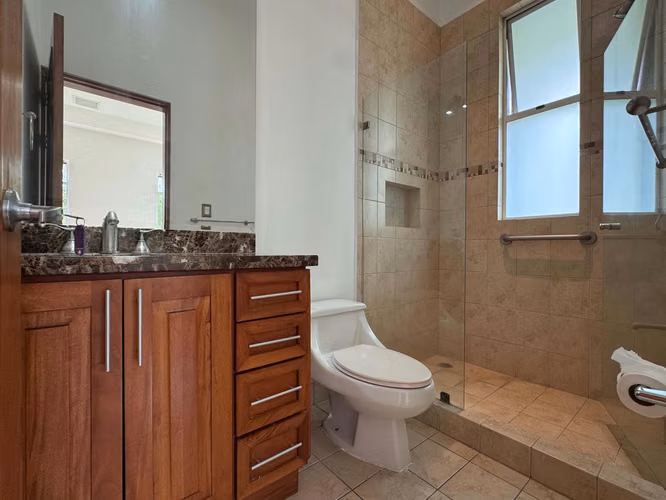 ALQUILER/VENTA DE CASA EN GUACHIPELIN* - Imagen 12