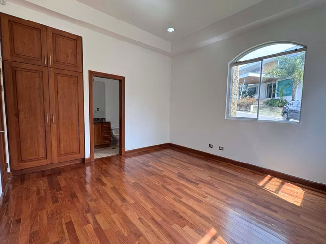 ALQUILER/VENTA DE CASA EN GUACHIPELIN* - Imagen 17