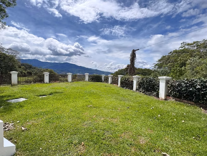 ALQUILER/VENTA DE CASA EN GUACHIPELIN* - Imagen 2