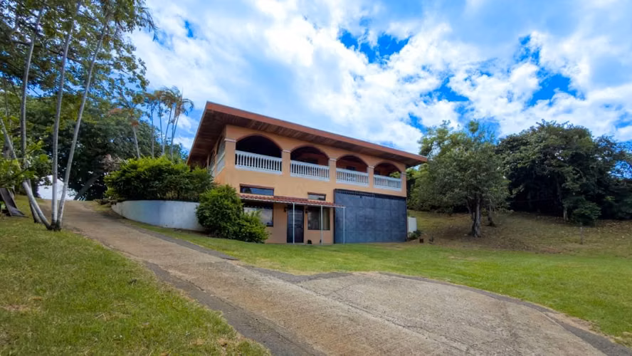 Venta de Casa con apartamento y amplio terreno de uso mixto enTambor de Alajuela