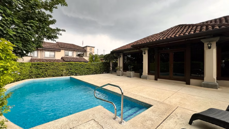 5 Hab 3.5 baños. Se Vende Hermoso Condominio en Guachipelín Norte de Escazú. - Imagen 18