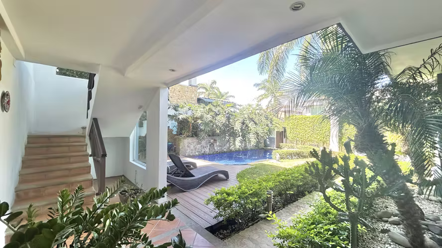 Hermosa y Espaciosa Casa con piscina en Guachipelin Norte de Escazu.