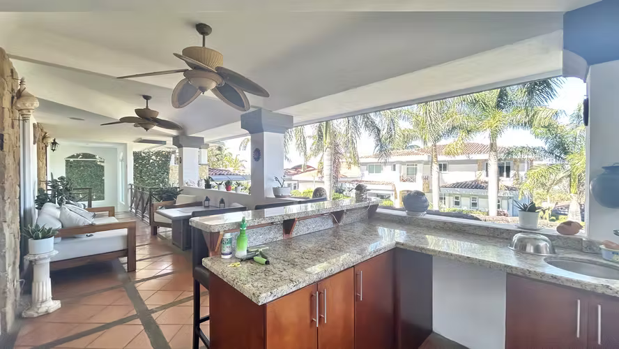 Hermosa y Espaciosa Casa con piscina en Guachipelin Norte de Escazu.