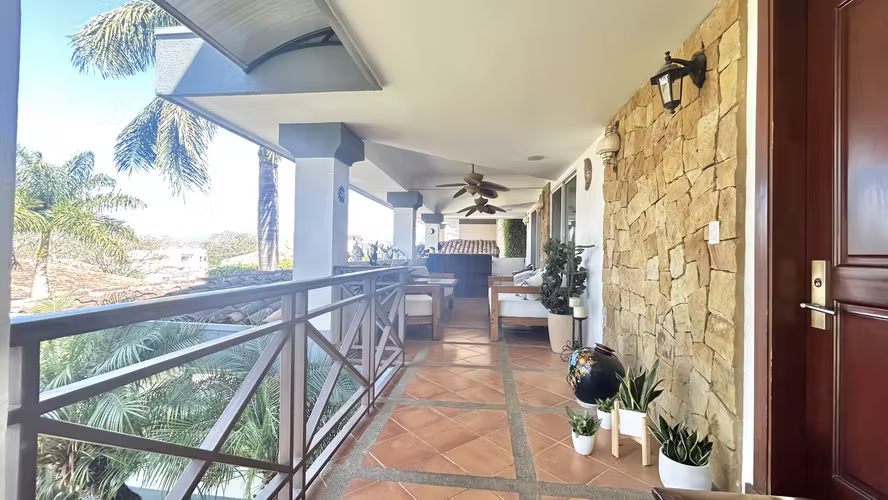 Hermosa y Espaciosa Casa con piscina en Guachipelin Norte de Escazu.