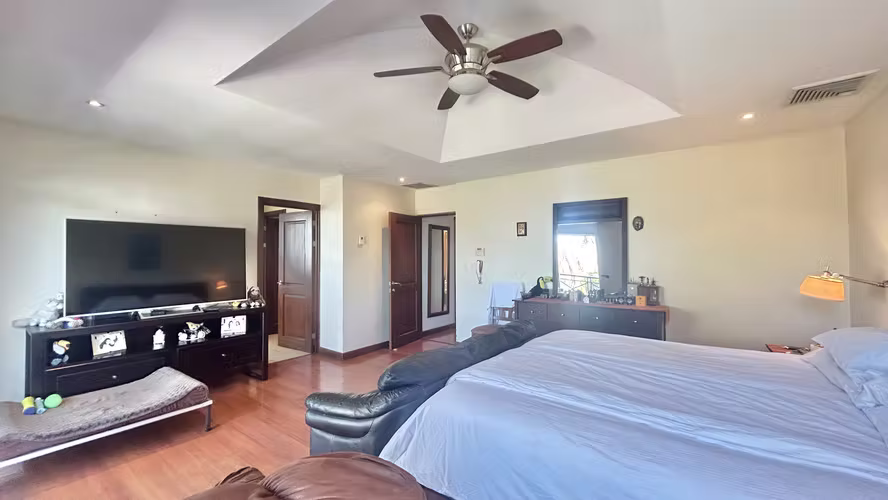 Hermosa y Espaciosa Casa con piscina en Guachipelin Norte de Escazu.