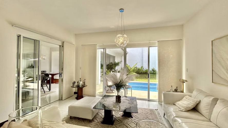 ¡Se Vende Hermosa Casa de un Nivel con Piscina en Condominio Privado en Guachipelin Norte de Escazu!