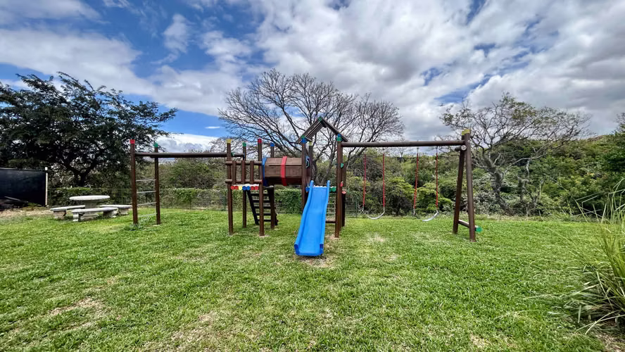 ¡Se Vende Hermosa Casa de un Nivel con Piscina en Condominio Privado en Guachipelin Norte de Escazu!