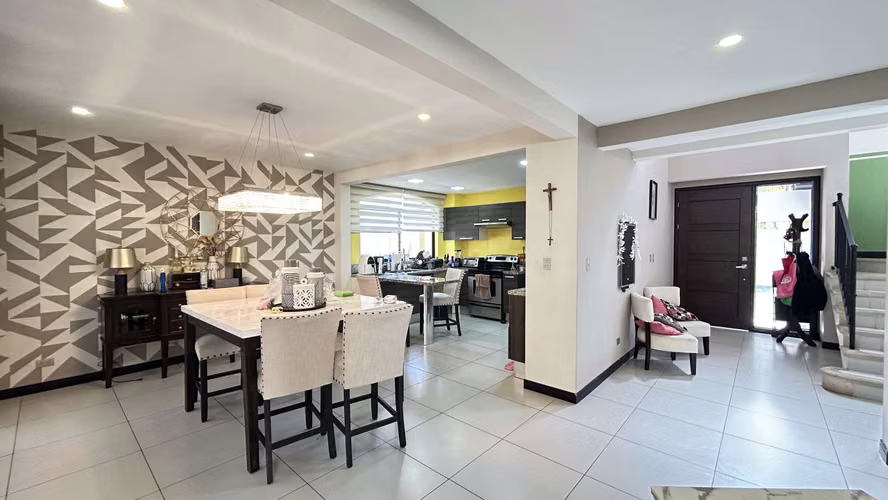 ¡Espectacular Casa con jacuzzi en Venta en Guachipelín norte de Escazú! - Imagen 5