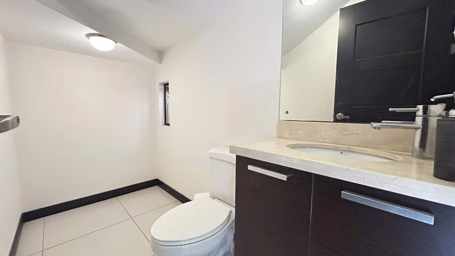 ¡Espectacular Casa con jacuzzi en Venta en Guachipelín norte de Escazú! - Imagen 9