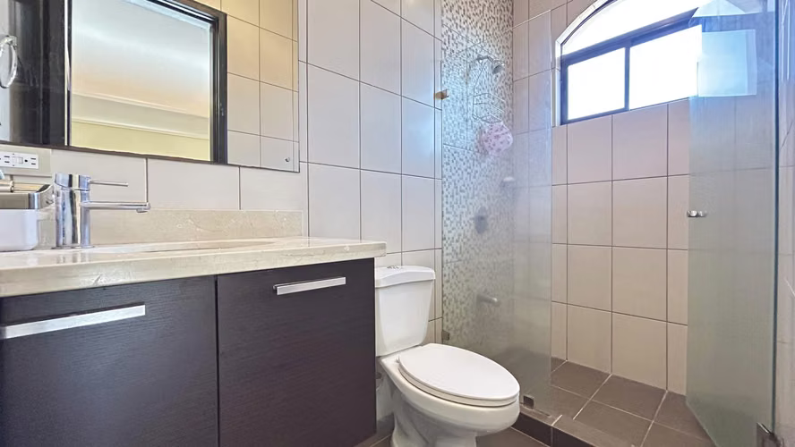 ¡Espectacular Casa con jacuzzi en Venta en Guachipelín norte de Escazú! - Imagen 17