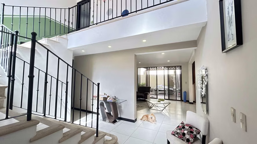 ¡Espectacular Casa con jacuzzi en Venta en Guachipelín norte de Escazú! - Imagen 4