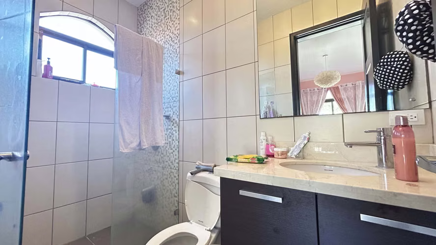 ¡Espectacular Casa con jacuzzi en Venta en Guachipelín norte de Escazú! - Imagen 20