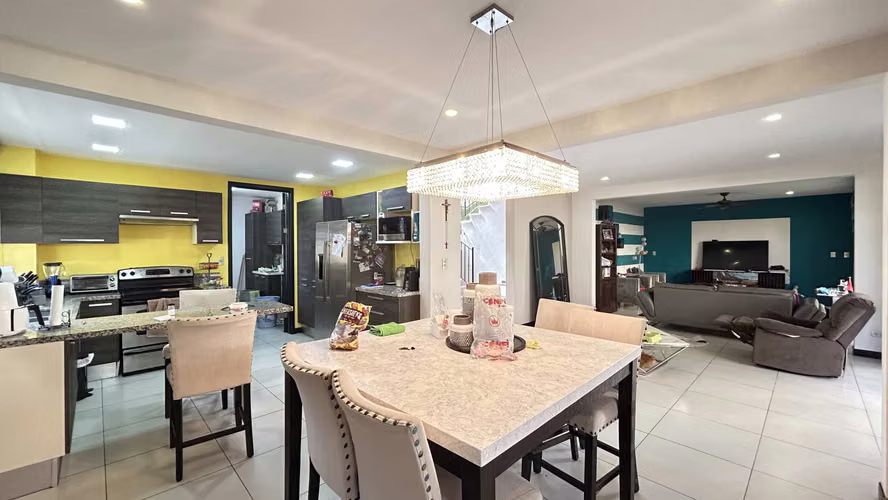 ¡Espectacular Casa con jacuzzi en Venta en Guachipelín norte de Escazú! - Imagen 6