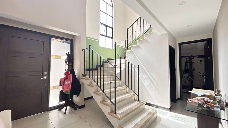 ¡Espectacular Casa con jacuzzi en Venta en Guachipelín norte de Escazú! - Imagen 11
