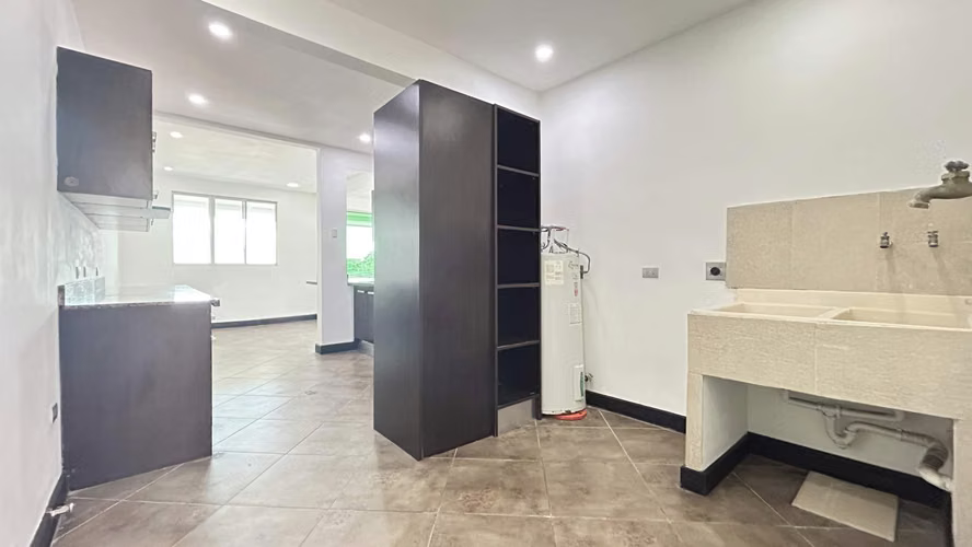SEMI-AMUEBLADO Alquiler Apartamento 3 habitaciones, 2.5 baños en Cond Guachipelin Norte Escazu. - Imagen 7