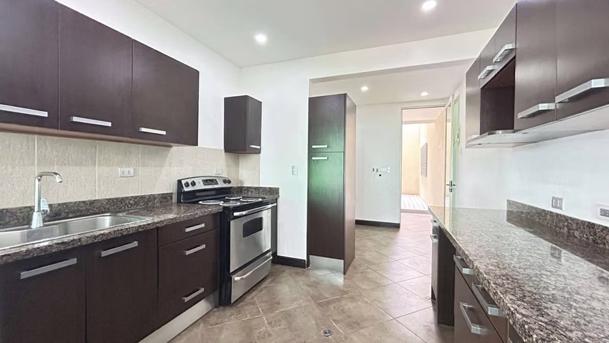 SEMI-AMUEBLADO Alquiler Apartamento 3 habitaciones, 2.5 baños en Cond Guachipelin Norte Escazu. - Imagen 6