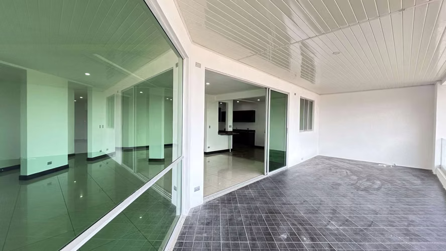 SEMI-AMUEBLADO Alquiler Apartamento 3 habitaciones, 2.5 baños en Cond Guachipelin Norte Escazu. - Imagen 3
