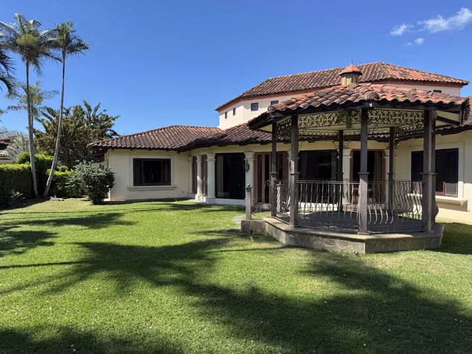 Hermosa casa en venta Bosques de Lindora