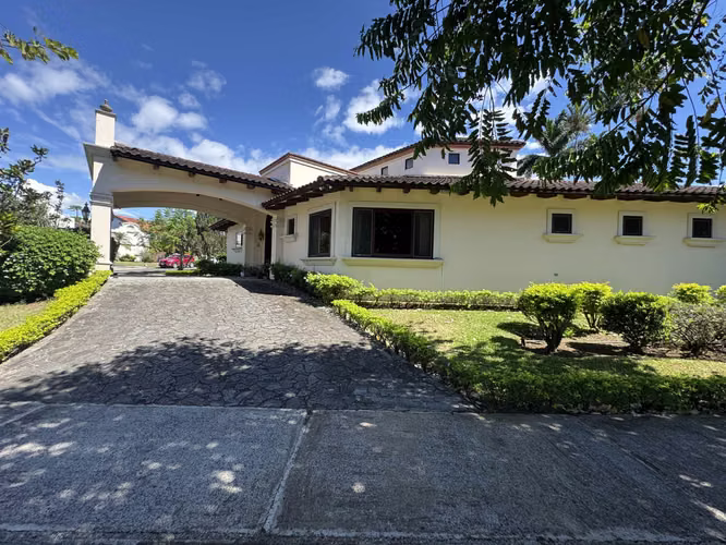 Hermosa casa en venta Bosques de Lindora