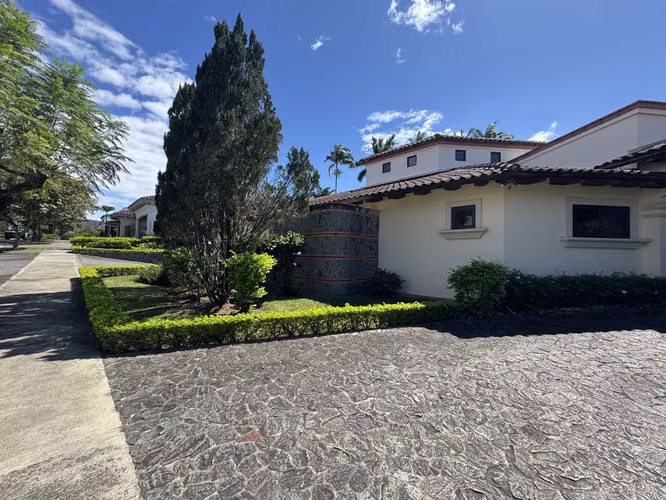 Hermosa casa en venta Bosques de Lindora